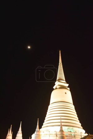 Foto de Pagoda blanca en la noche con media luna en Wat Prayurawongsawas Warawihan en Tailandia - Imagen libre de derechos