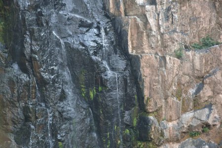 Téléchargez les photos : Paysage de Haew Narok cascade sur Lieu de voyage dans le parc national de Khao Yai Thaïlande en été - en image libre de droit