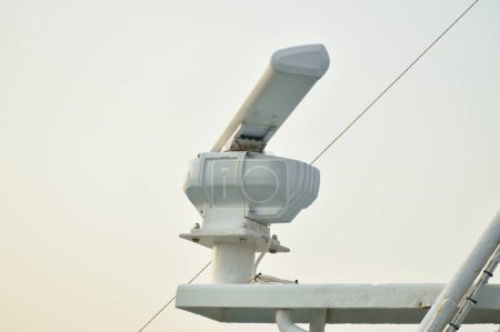 Téléchargez les photos : Radar et sonar sur le toit du navire dans la rivière au coucher du soleil - en image libre de droit