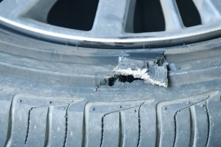 Téléchargez les photos : Pneu cassé sur roue en alliage de magnésium de l'accident - en image libre de droit