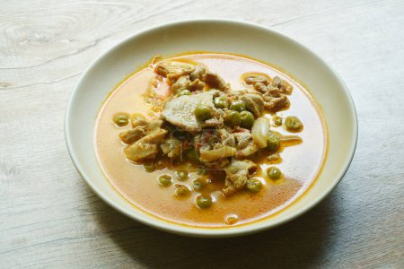 Téléchargez les photos : Curry de porc avec aubergine dans du lait de coco ou des aliments thaïlandais Phanaeng sur assiette - en image libre de droit