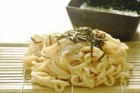 Foto de Zaru soba fideos japoneses fríos rematando chuleta de algas marinas sumergiendo salsa shoyu con rebanada de cebolla primavera en el plato - Imagen libre de derechos