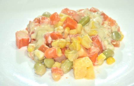 Imitation Krabbenstange und süße Eierrolle mit japanischem Sauce-Salat