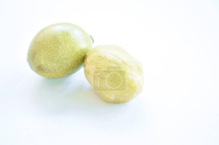 Téléchargez les photos : Fruits d'olive frais ou écorce de prune de porc sur fond blanc - en image libre de droit