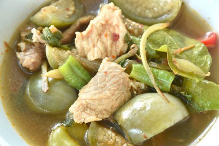 scharfes Wildschwein mit verschiedenen Gemüse- und thailändischen Kräutersuppen auf Schüssel  