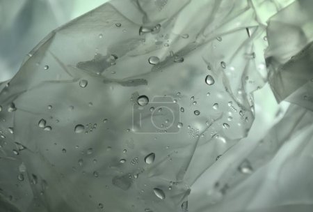 embalaje de la bolsa de plástico blanco apilamiento con gota de agua de fondo y textura