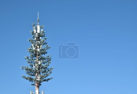 poste de telecomunicaciones con decoración de flores en la nube y el cielo en el día soleado en China