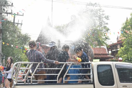 Téléchargez les photos : Ayutthaya Thaïlande Avril 14, 2024 : éléphant éclaboussant l'eau entre les touristes dans le festival Songkarn - en image libre de droit