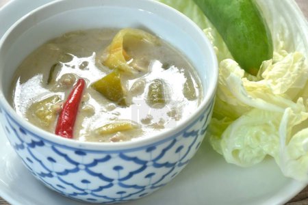 Kräutersojabohnensauce mit Schweinepüree und frischem Gemüse auf Teller