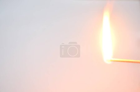 Foto de Luz roja del fósforo de la cabeza encendido en fondo blanco - Imagen libre de derechos