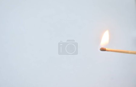 Foto de Luz roja del fósforo de la cabeza encendido en fondo blanco - Imagen libre de derechos