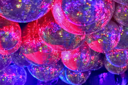 Foto de Decoración de iluminación vintage. Bolas de cristal del techo. Un primer plano de una bola de vidrio reflectante - Imagen libre de derechos