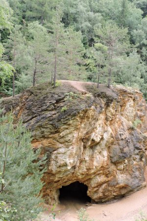 Téléchargez les photos : Une grotte dans une roche sédimentaire à Rudawy Janowickie, montagnes des Sudètes, Pologne - en image libre de droit