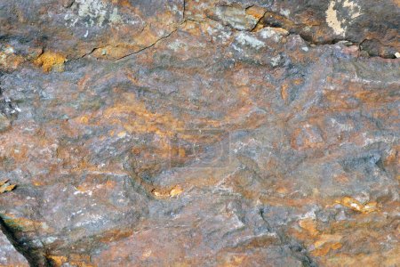 Téléchargez les photos : Une roche sédimentaire brune et orange contenant du soufre et de la pyrite - en image libre de droit