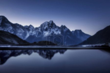 Téléchargez les photos : Montagne et lac en toile de fond pour l'affichage des produits - en image libre de droit