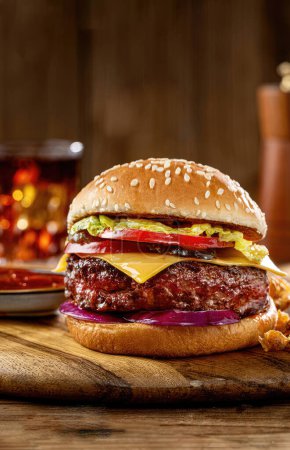 Foto de Buen artículo títulos sobre hamburguesas, hi res foto - Imagen libre de derechos