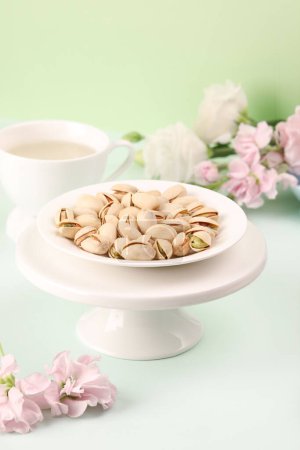Foto de El poderoso pistacho: Beneficios para la salud y valor nutricional, hi res photo - Imagen libre de derechos