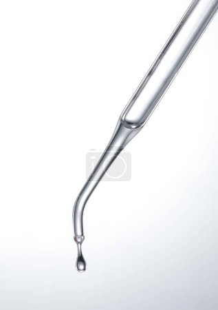 Foto de La punta de un tubo de laboratorio de vidrio está goteando un líquido - Imagen libre de derechos