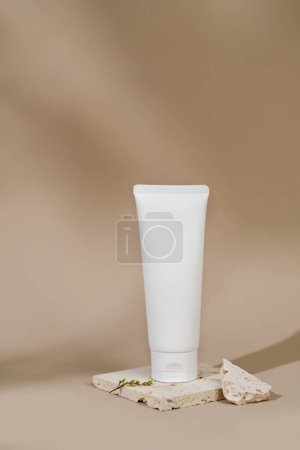Foto de Tubo blanco sin logotipo sin marca para productos de maqueta - Imagen libre de derechos