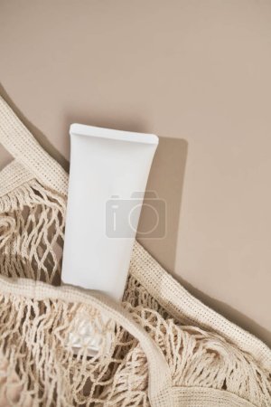 Foto de Tubo blanco sin logotipo sin marca para productos de maqueta - Imagen libre de derechos