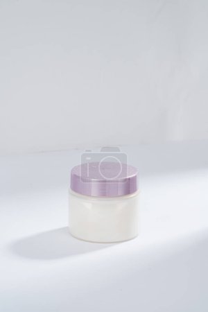 Téléchargez les photos : Pot cosmétique sans étiquette pour la conception de prototypes - en image libre de droit