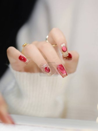 Foto de Diseños de arte de uñas de moda para cada temporada: Consejos de cuidado de uñas de bricolaje para uñas saludables y hermosas y las últimas tendencias de uñas que necesita probar ahora mismo - Imagen libre de derechos