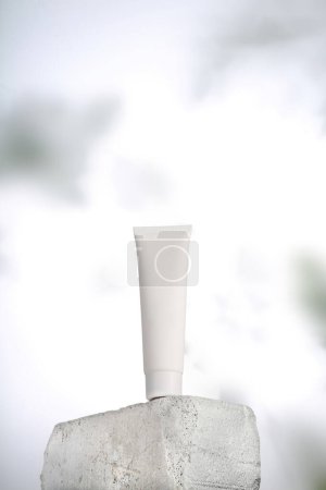 Foto de Tubo blanco sin logotipo o marca para productos de maqueta - Imagen libre de derechos