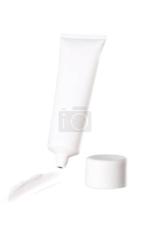 Téléchargez les photos : Tube blanc sans logo ni marque pour les produits maquillés - en image libre de droit