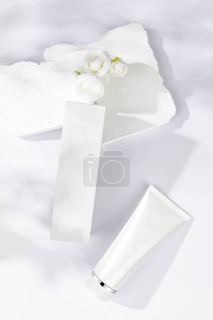 Foto de Tubo blanco sin logotipo o marca para productos de maqueta - Imagen libre de derechos