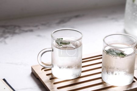 Foto de Agua filtrada con hojas de menta, un simple agua de desintoxicación corporal que se puede hacer en casa - Imagen libre de derechos