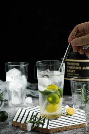 Téléchargez les photos : Belles images de boissons de désintoxication, images de kumquat et de jus de concombre - en image libre de droit
