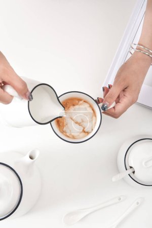 Foto de Taza de cerámica esmaltada blanca para beber leche, hermosas imágenes de tazas para beber leche y mezclar leche - Imagen libre de derechos