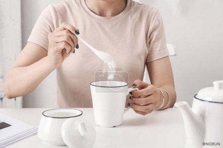 Foto de Taza de cerámica esmaltada blanca para beber leche, hermosas imágenes de tazas para beber leche y mezclar leche - Imagen libre de derechos