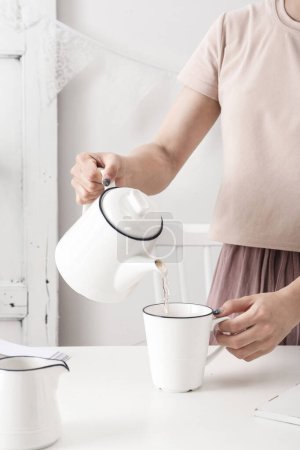 Téléchargez les photos : Coupe en céramique émaillée blanche pour le lait de consommation, de belles images de tasses pour le lait de consommation et de mélange de lait - en image libre de droit