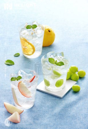 Téléchargez les photos : Belles images de jus de citron et de jus de kumquat, Belles photos de boissons estivales - en image libre de droit