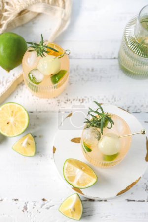 Téléchargez les photos : Belles images de jus de citron et de jus de kumquat, Belles photos de boissons estivales - en image libre de droit