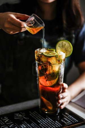 Foto de Hermosas imágenes de bebidas en los restaurantes, mezclando bebidas, Hermosas fotos de bebidas de verano - Imagen libre de derechos