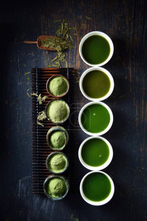 Téléchargez les photos : Belles images de matcha et matcha boissons, comment préparer le thé matcha dans le studio - en image libre de droit