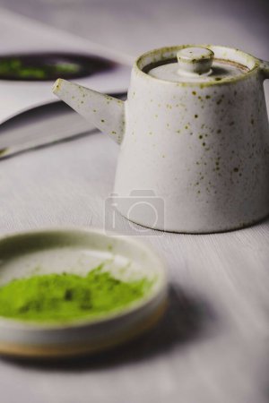 Téléchargez les photos : Belles images de matcha et matcha boissons, comment préparer le thé matcha dans le studio - en image libre de droit