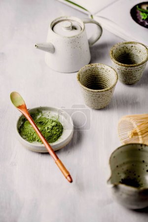 Foto de Hermosas imágenes de bebidas de matcha y matcha, cómo preparar té de matcha en el estudio - Imagen libre de derechos