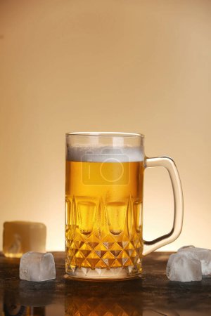 Téléchargez les photos : Images de tasses à bière, mains de bière et tasses à bière prises en studio, hi res photo - en image libre de droit