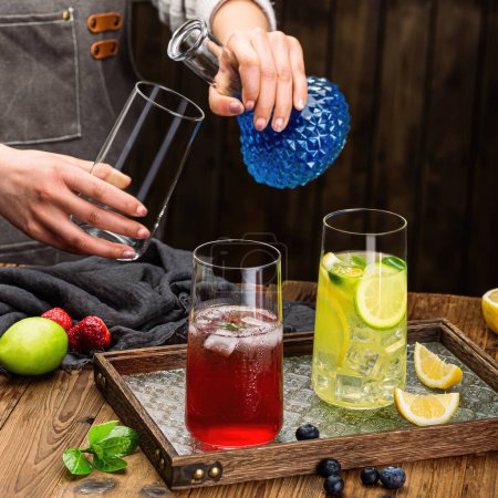 Téléchargez les photos : Belles images de boissons colorées dans les restaurants, belles images de jus de fruits - en image libre de droit