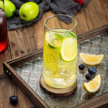 Téléchargez les photos : Belles images de boissons colorées dans les restaurants, belles images de jus de fruits - en image libre de droit