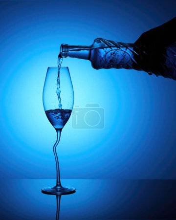 Foto de Hermosas imágenes de servir vino, copa de vino rota y dejar de beber - Imagen libre de derechos