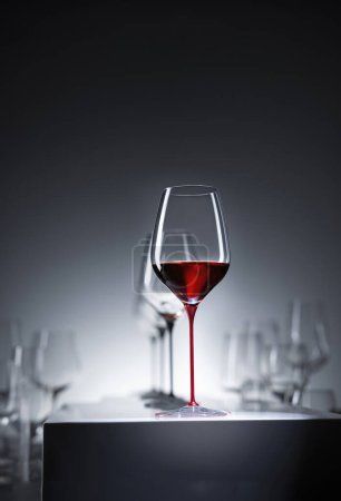 Téléchargez les photos : Les meilleurs verres font le meilleur goût de boisson - Photo d'un verre de vin - en image libre de droit