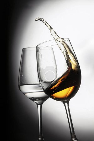 Foto de Las mejores copas hacen que el mejor sabor de bebida - Foto de una copa de vino - Imagen libre de derechos