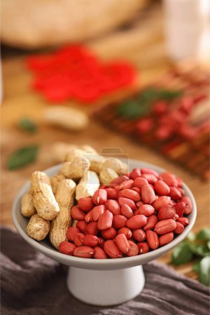 Foto de Imágenes de cacahuetes, cacahuetes rojos, cacahuetes para la dieta, comida vegetariana, fotos de alta calidad - Imagen libre de derechos