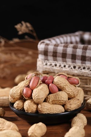 Téléchargez les photos : Images de cacahuètes, cacahuètes rouges, cacahuètes pour l'alimentation, nourriture végétarienne, photos de haute qualité - en image libre de droit