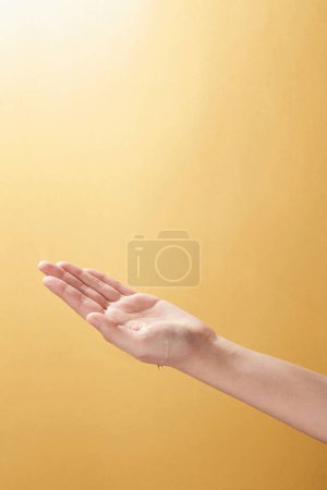 Téléchargez les photos : Belle main de femme se prépare à tenir un bocal cosmétique, hi res photos - en image libre de droit