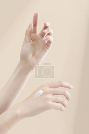 Foto de Imagen de hermosas manos de mujer probándose cosméticos, hermosas manos con cosméticos, foto de alta resolución - Imagen libre de derechos